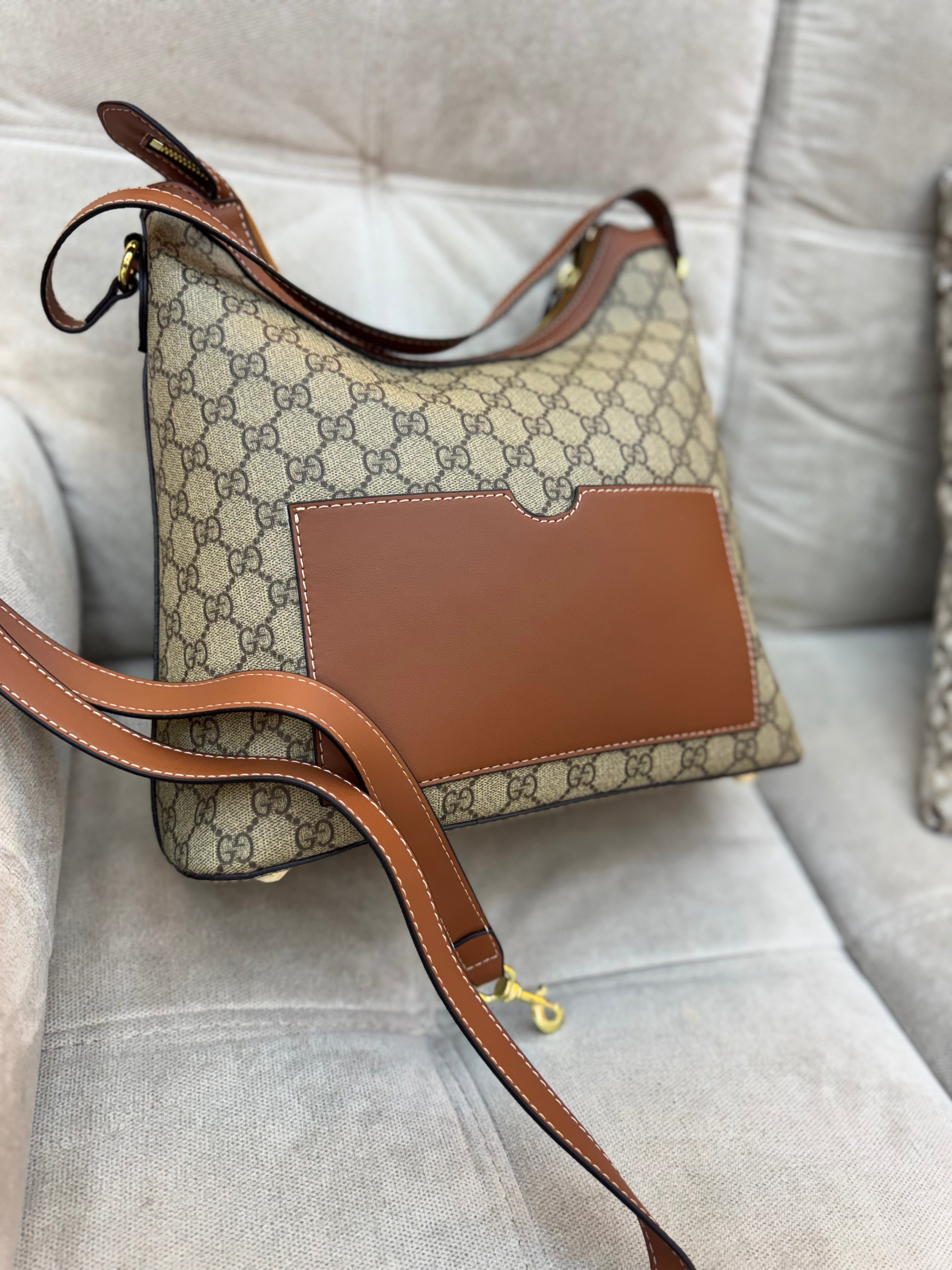 Gucci GG
Supreme Hobo
Bag