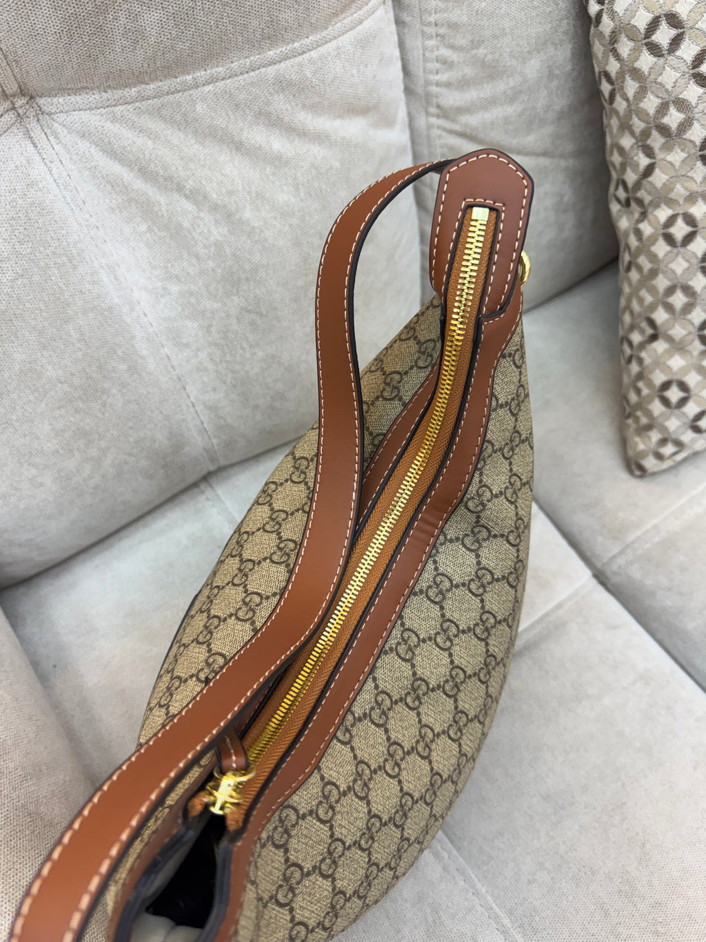 Gucci GG
Supreme Hobo
Bag