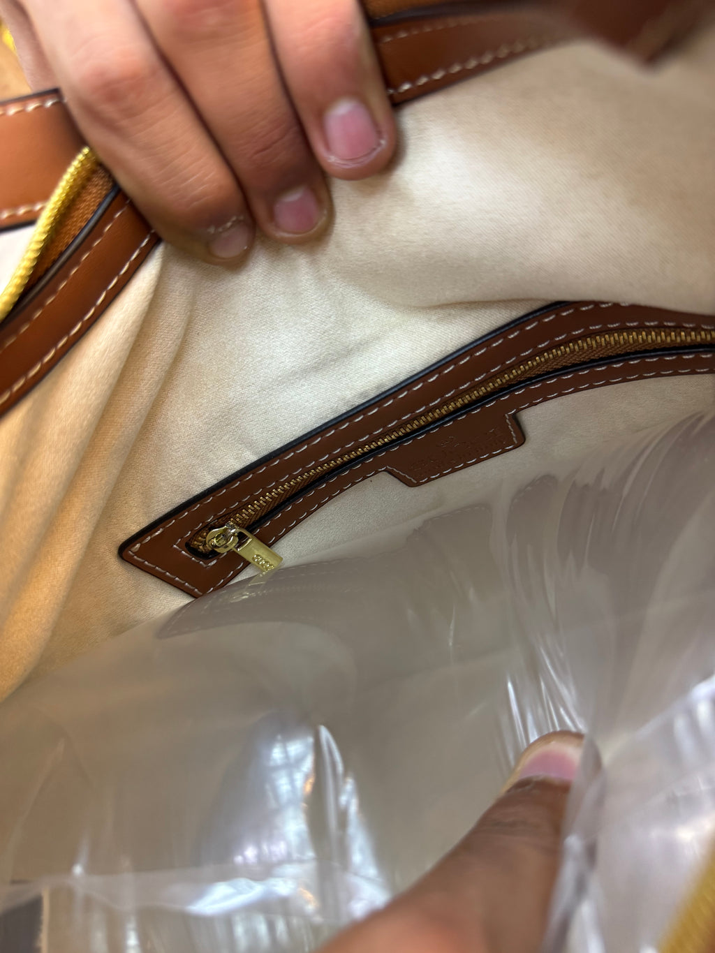 Gucci GG
Supreme Hobo
Bag