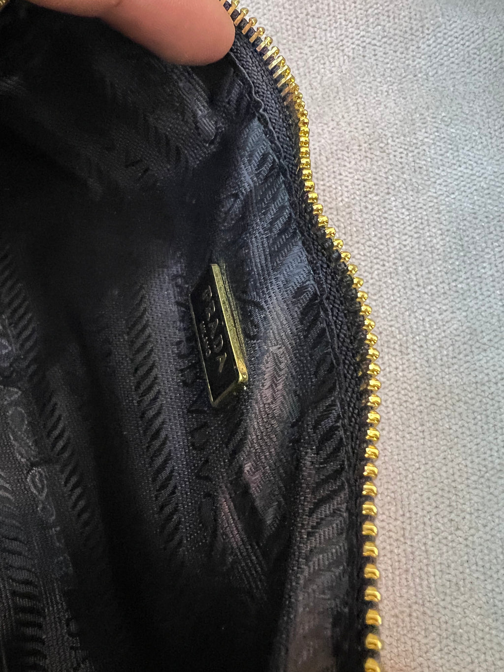 Prada Re-Edition 2002 shoulder bag