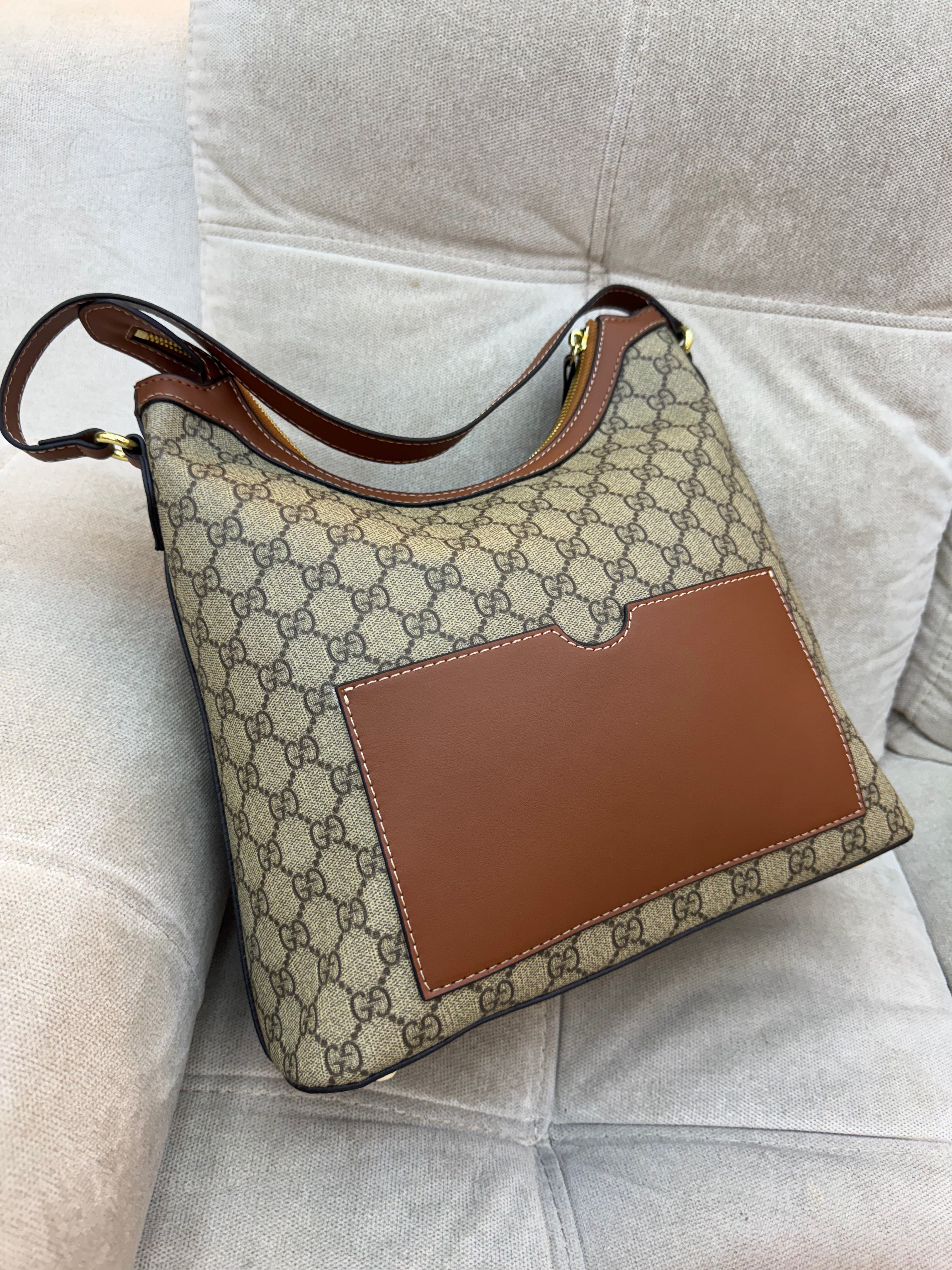 Gucci GG
Supreme Hobo
Bag