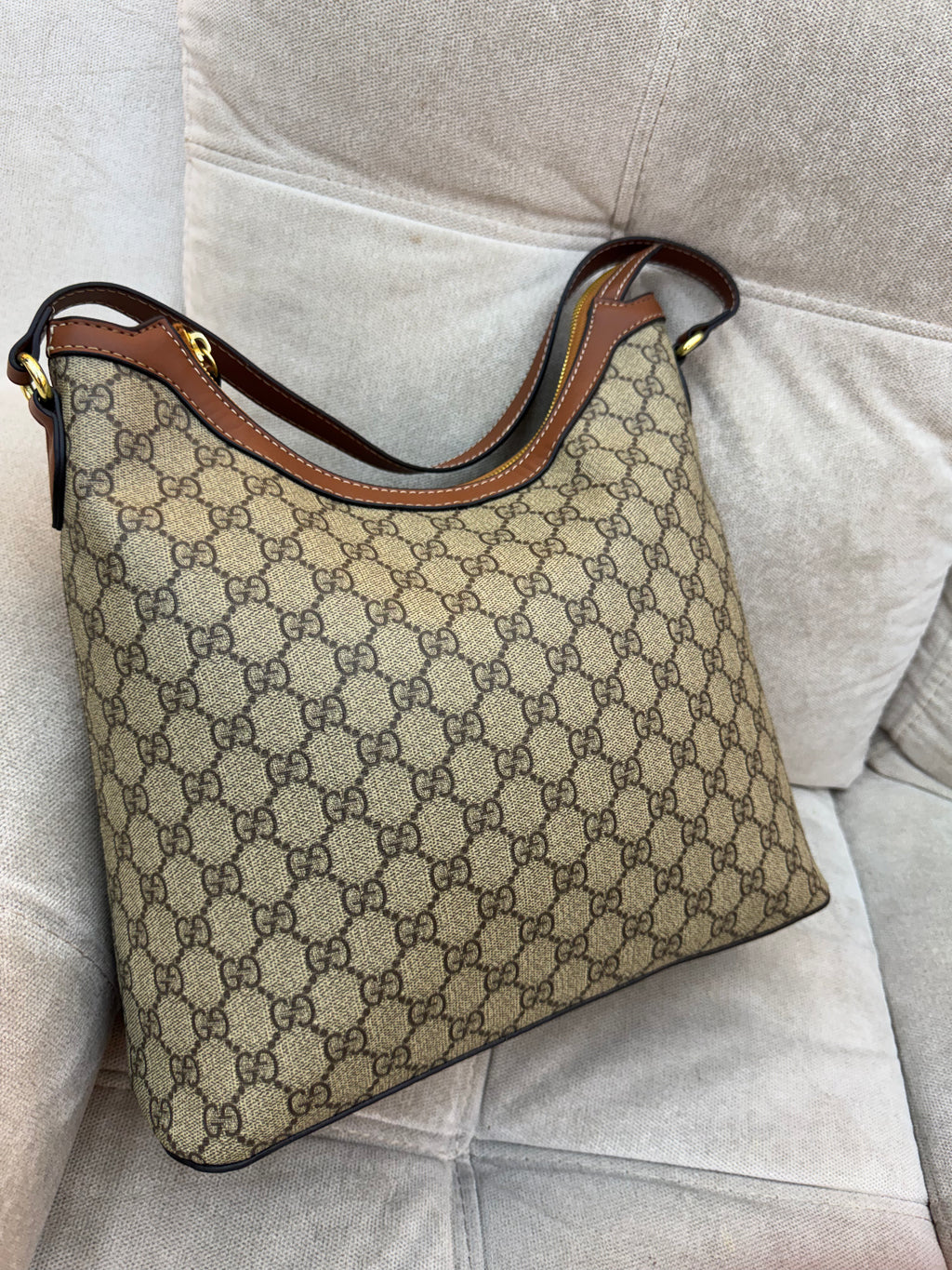 Gucci GG
Supreme Hobo
Bag